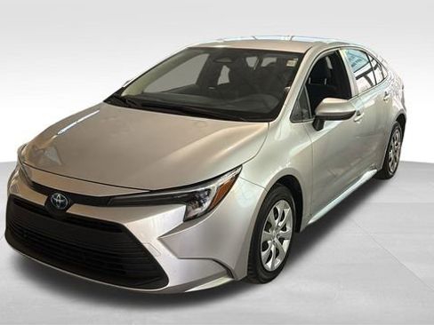 Used 2024 Toyota Corolla LE image 2