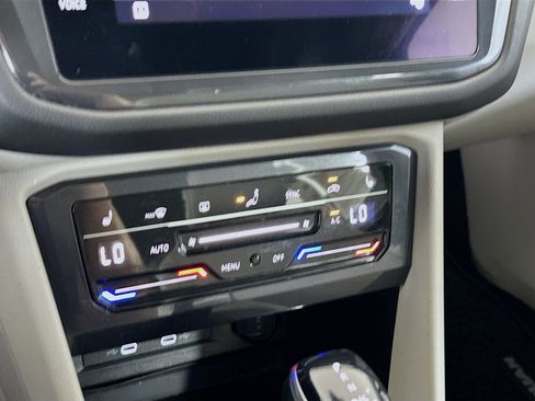 Used 2022 Volkswagen Tiguan SE image 23