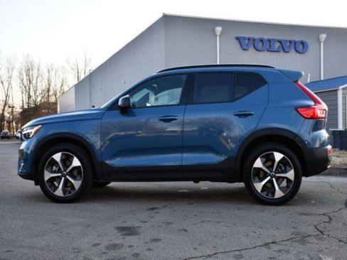 Certified 2025 Volvo XC40 B5 Plus image 4