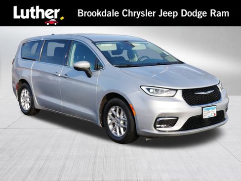 Used 2023 Chrysler Pacifica Touring-L image 1