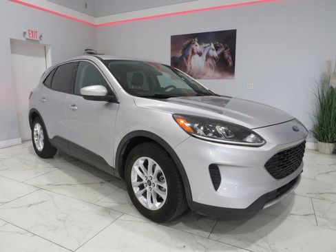 Used 2020 Ford Escape SE FWD image 1