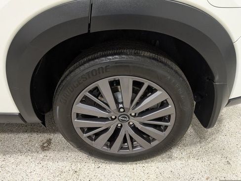 Used 2023 Nissan Pathfinder SL AWD/4WD image 10