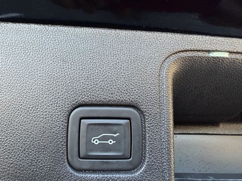 Used 2024 GMC Terrain SLT w/ Infotainment Package II image 19