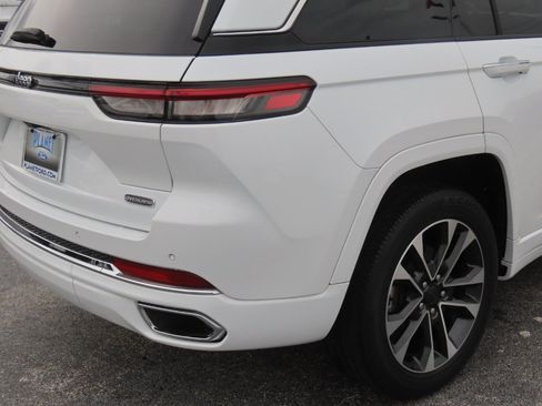 Used 2022 Jeep Grand Cherokee Overland w/ Luxury Tech Group IV AWD/4WD image 12