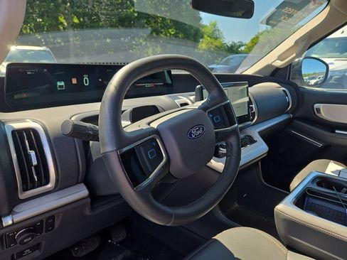 Used 2025 Ford Expedition Active AWD/4WD image 7