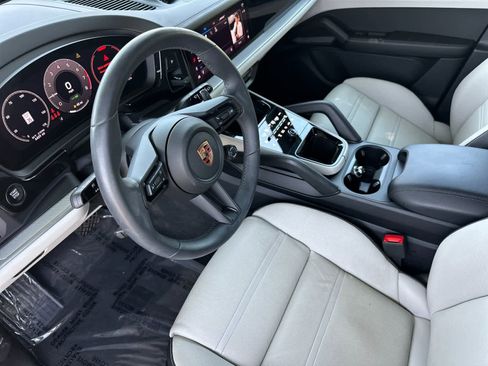 Certified 2025 Porsche Cayenne GTS AWD/4WD image 4