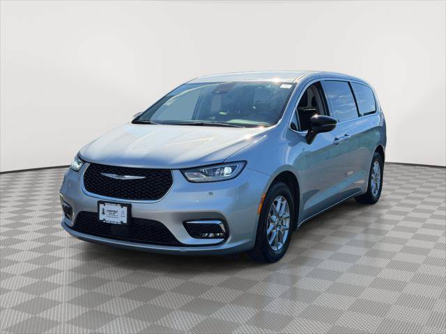 Used 2024 Chrysler Pacifica Touring-L FWD image 3