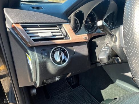 Used 2013 Mercedes-Benz E 550 4MATIC Sedan image 16