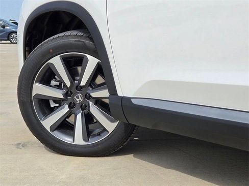 New 2025 Honda Pilot Touring image 9