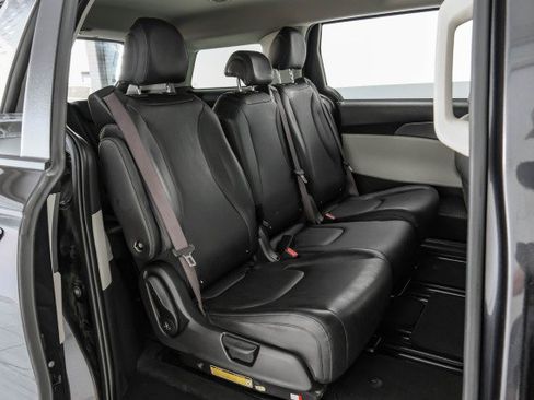 Used 2023 Kia Carnival LX FWD image 34