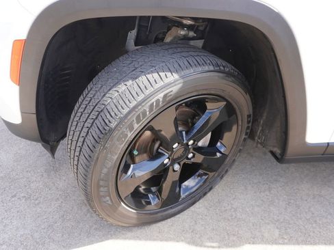 Used 2023 Jeep Grand Cherokee Altitude image 28