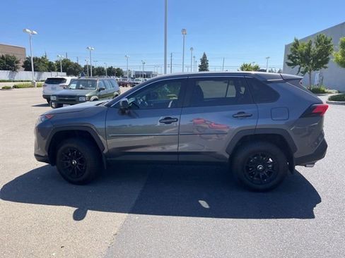 Used 2022 Toyota RAV4 LE AWD/4WD image 8