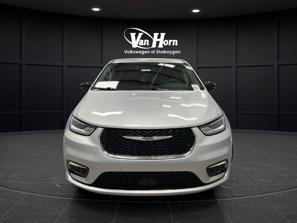Used 2024 Chrysler Pacifica Touring-L FWD image 2