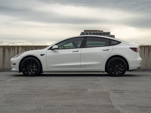 Used 2023 Tesla Model 3 Standard Range RWD image 3