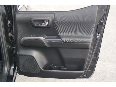 Used 2019 Toyota Tacoma TRD Off-Road w/ Technology Package image 19