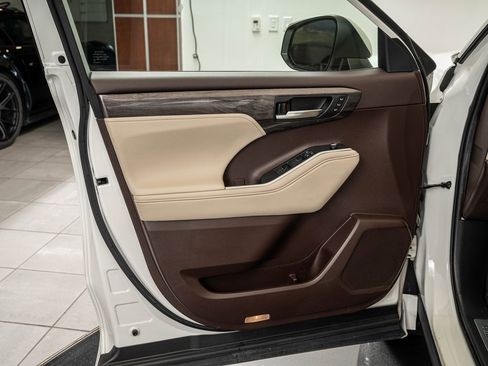 Used 2021 Toyota Highlander Limited image 24