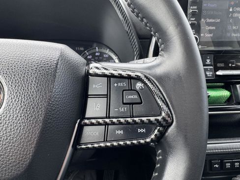 Used 2021 Toyota Highlander XLE AWD/4WD image 25