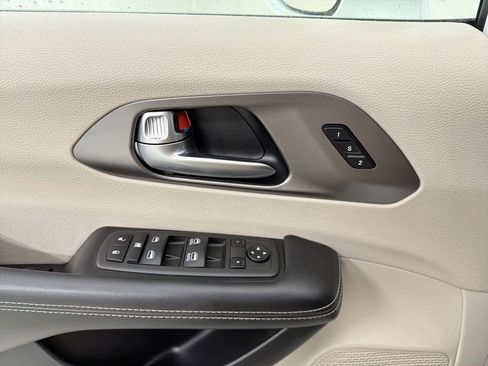 Used 2022 Chrysler Pacifica Touring-L FWD image 26