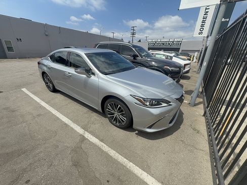 Used 2023 Lexus ES 300h w/ Premium Package FWD image 2