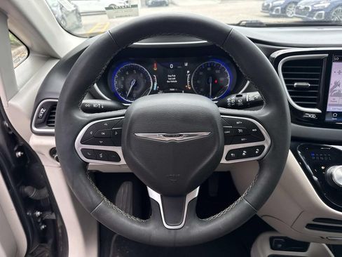 Used 2023 Chrysler Pacifica Touring-L FWD image 22