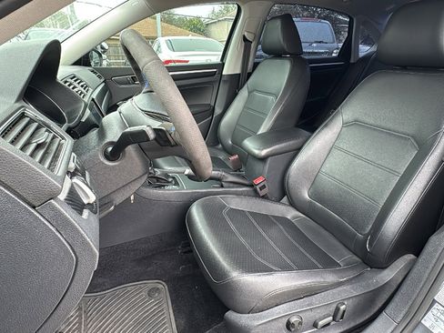 Used 2017 Volkswagen Passat 1.8T R-Line w/ R-Line Lighting Package image 13