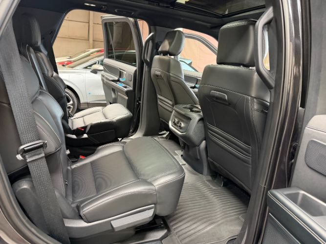 Used 2025 Ford Expedition Platinum w/ Stealth Performance Package AWD/4WD image 33