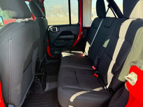 Used 2021 Jeep Wrangler Unlimited Sahara image 16