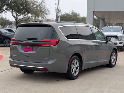 Used 2023 Chrysler Pacifica Limited FWD image 3