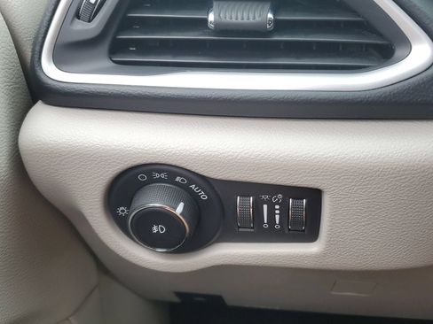 Used 2019 Chrysler Pacifica Touring-L FWD image 20