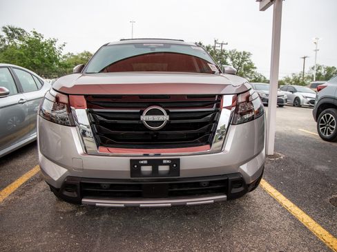 Used 2025 Nissan Pathfinder SL AWD/4WD image 4