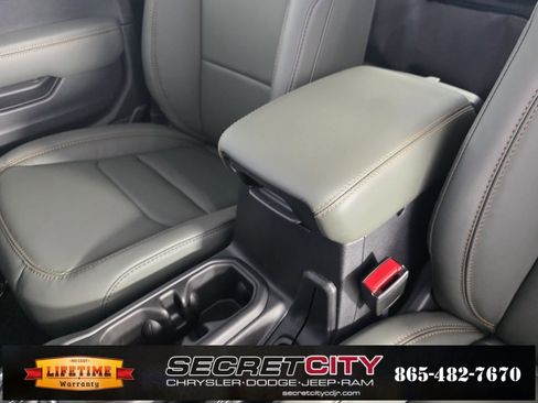 New 2025 Jeep Gladiator Mojave image 24