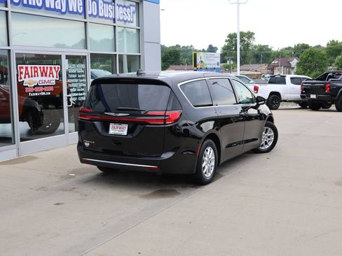 Used 2024 Chrysler Pacifica Touring-L FWD image 44