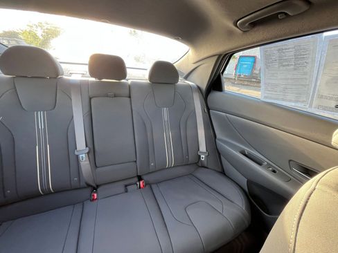 Used 2025 Hyundai Elantra SEL image 38