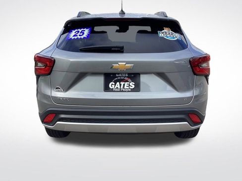 Used 2025 Chevrolet Trax LT w/ LT Convenience Package FWD image 9