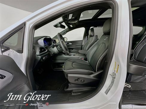 New 2026 Chrysler Pacifica Limited w/ S Appearance Package image 24