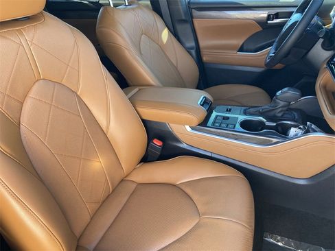 Certified 2025 Toyota Highlander Platinum image 13
