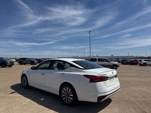 Used 2025 Nissan Altima 2.5 SV image 16