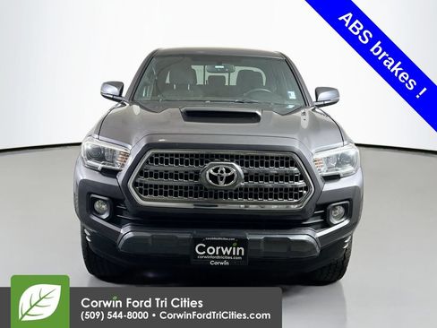 Used 2017 Toyota Tacoma TRD Off-Road AWD/4WD image 4