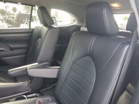 Used 2023 Toyota Highlander LE image 9