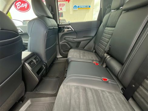 New 2025 Mitsubishi Outlander SE image 13