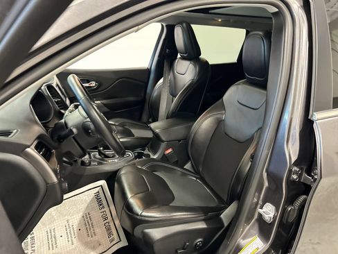 Used 2019 Jeep Cherokee Latitude Plus w/ Comfort/Convenience Group AWD/4WD image 16