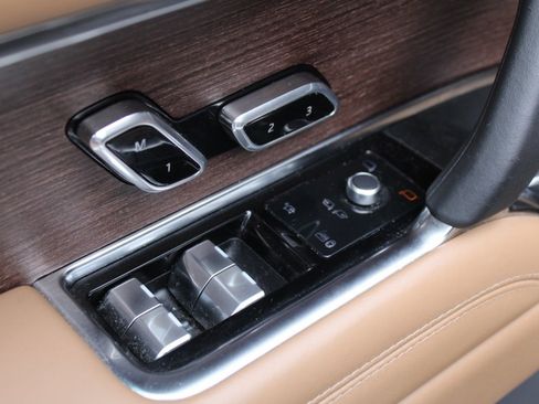 Used 2024 Land Rover Range Rover Long Wheelbase Autobiography image 15