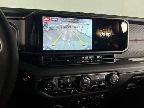 Certified 2024 Jeep Gladiator Rubicon w/ Technology Group image 20