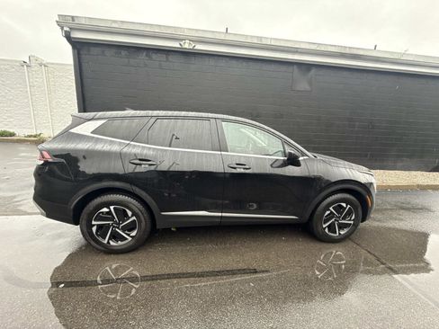 Used 2023 Kia Sportage LX image 3