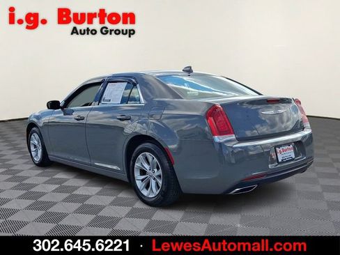 Used 2018 Chrysler 300 Touring RWD image 4