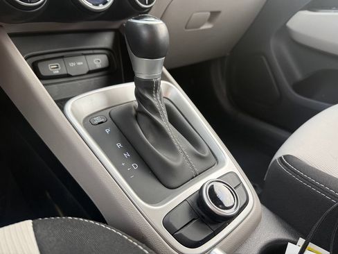 Certified 2025 Hyundai Venue SEL FWD image 20
