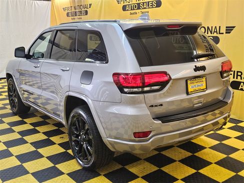 Used 2018 Jeep Grand Cherokee Altitude image 5