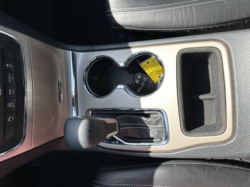 Used 2017 Jeep Grand Cherokee Limited image 24