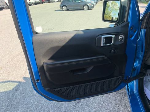 Used 2025 Jeep Wrangler Unlimited Sahara AWD/4WD image 11