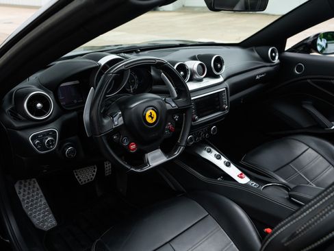 Used 2018 Ferrari California T RWD image 5